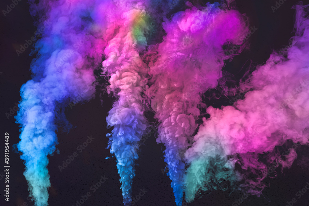 黑色背景壁纸上的粉色和蓝色烟雾效果