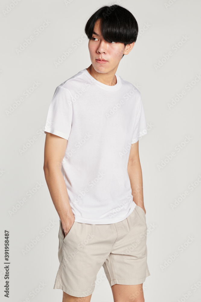 穿着白色t恤的亚洲男子模型