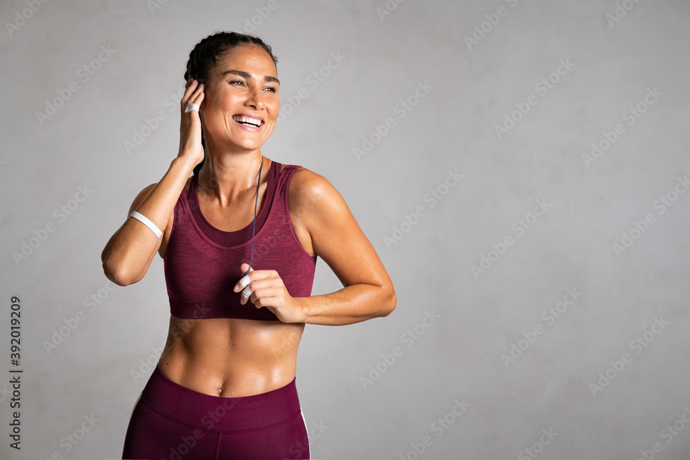 健身中年女性在健身房锻炼后大笑