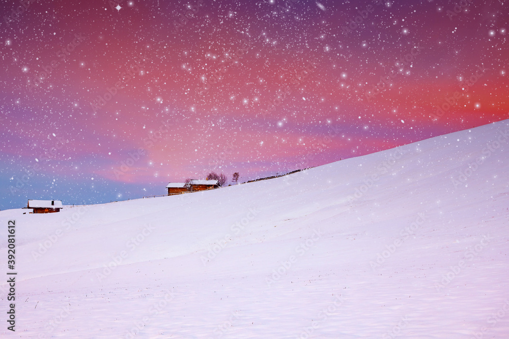 令人惊叹的冬季景观，日出时阿尔卑斯山有雪。意大利多洛米蒂-寒假d