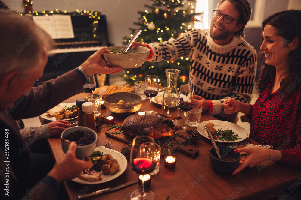 一家人一起吃圣诞夜晚餐