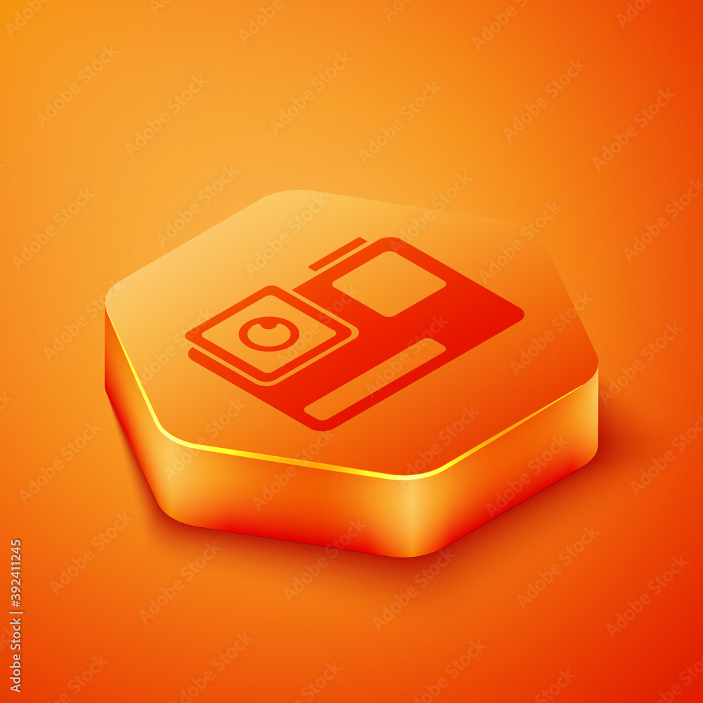 橙色背景上隔离的等距动作极限摄像机图标。用于filmi的摄像机设备