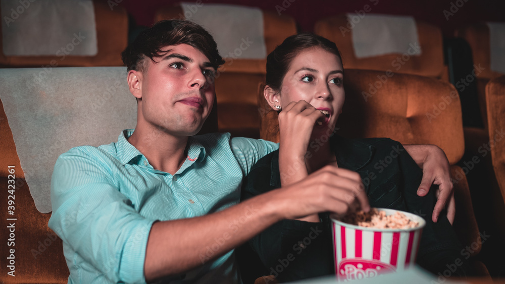 人们在电影院观看电影。团体娱乐活动和娱乐