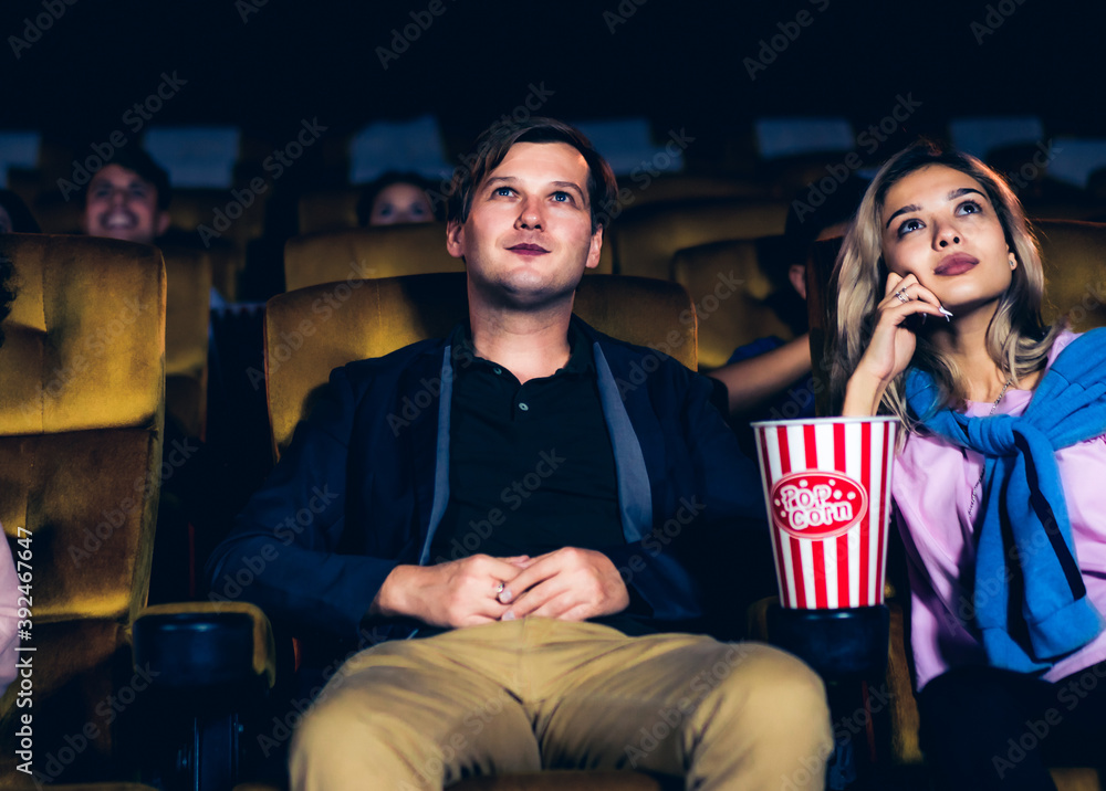 一群快乐有趣的观众在电影院看电影。集体娱乐活动和娱乐