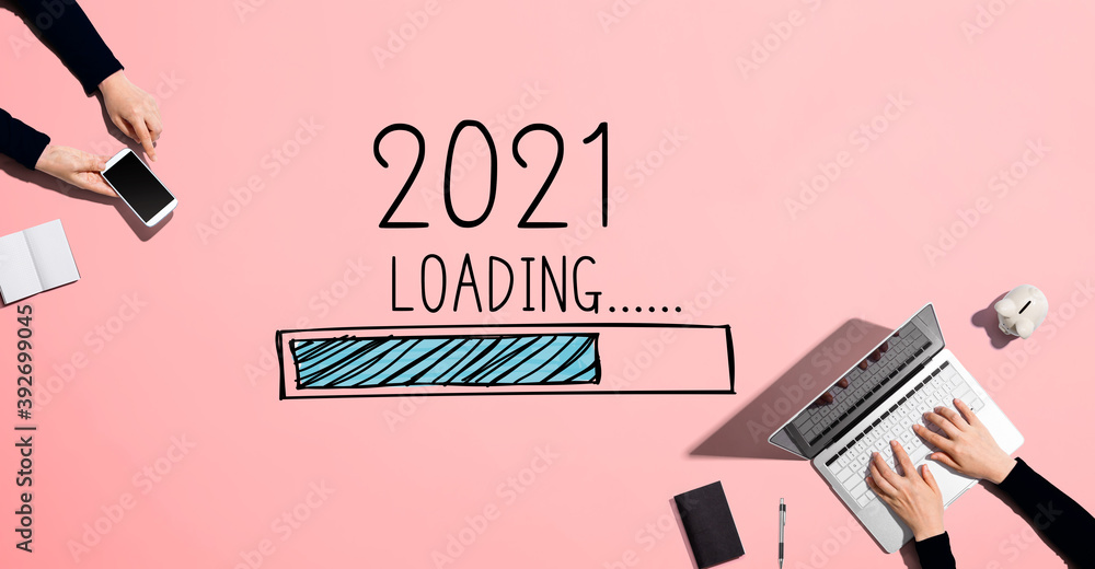 与笔记本电脑和手机协同工作的人们一起加载2021新年