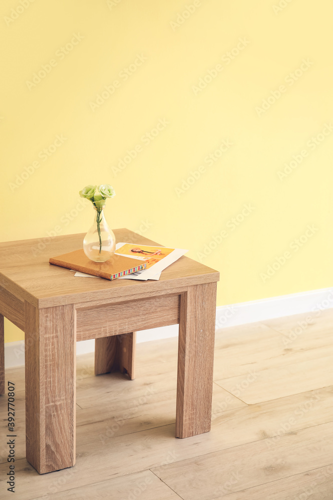 彩色墙附近的小木桌