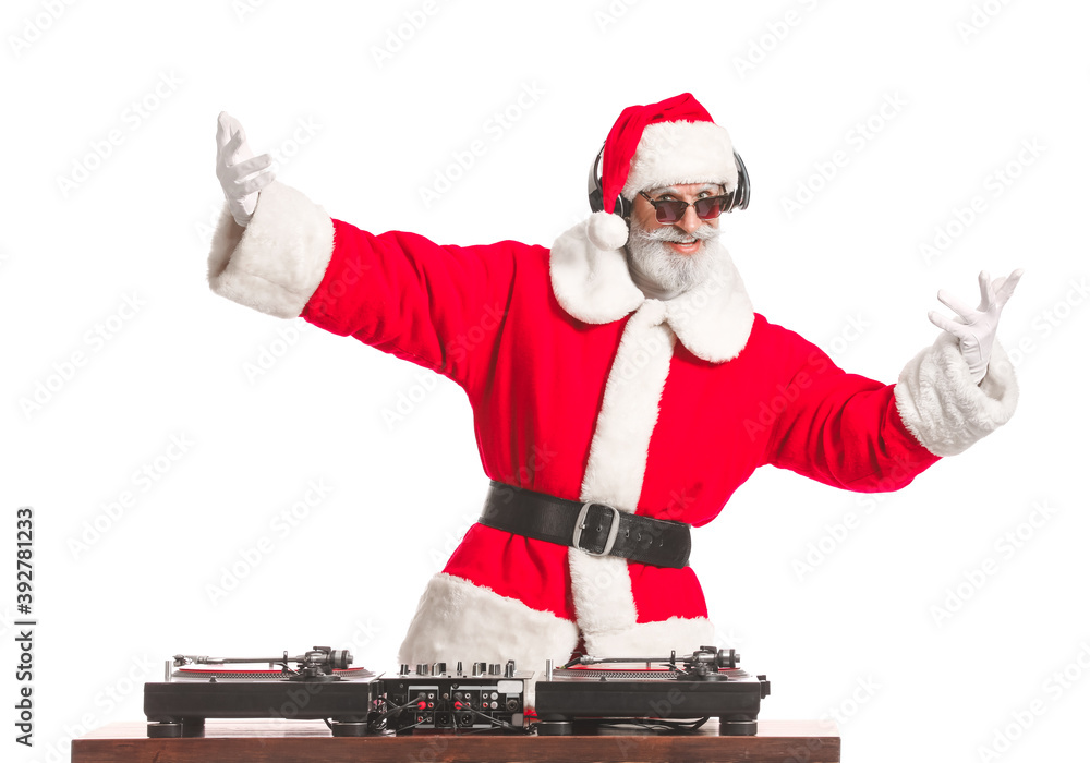 酷酷的圣诞老人DJ在白色背景下播放音乐