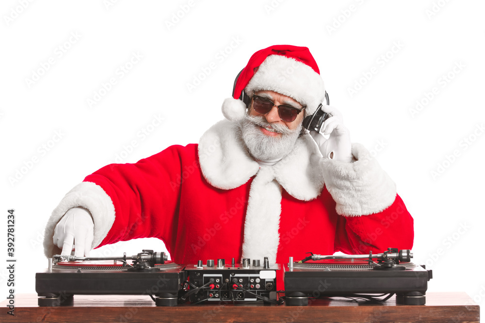 酷酷的圣诞老人DJ在白色背景下播放音乐