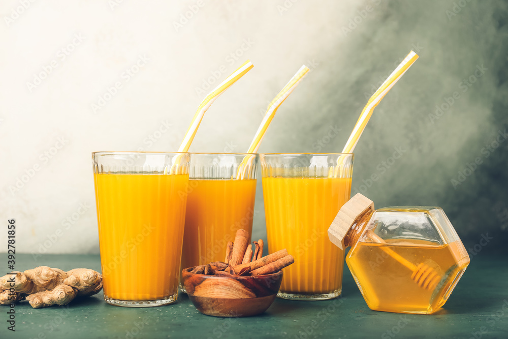 一杯彩色背景的健康姜黄饮料