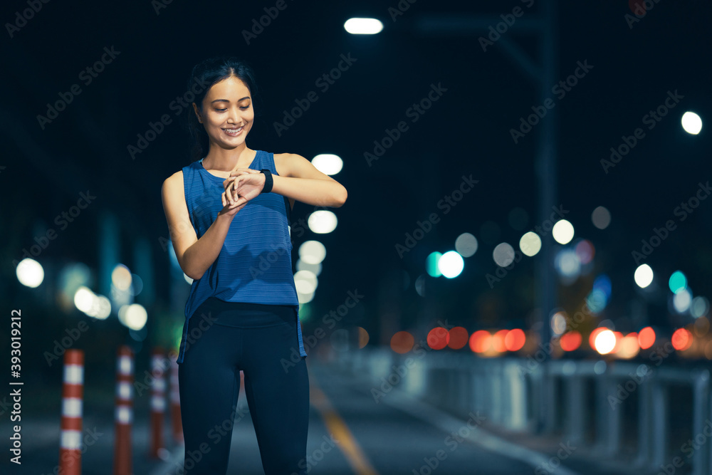 亚洲女性夜间锻炼练习跑步