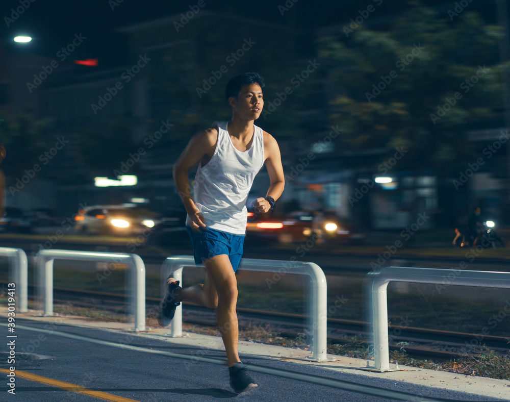 亚洲男子夜间练习跑步