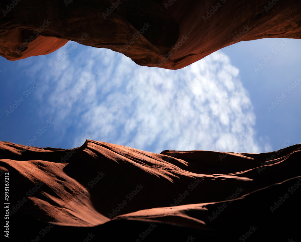 从亚利桑那州佩奇的羚羊峡谷内仰望云朵和蓝天。