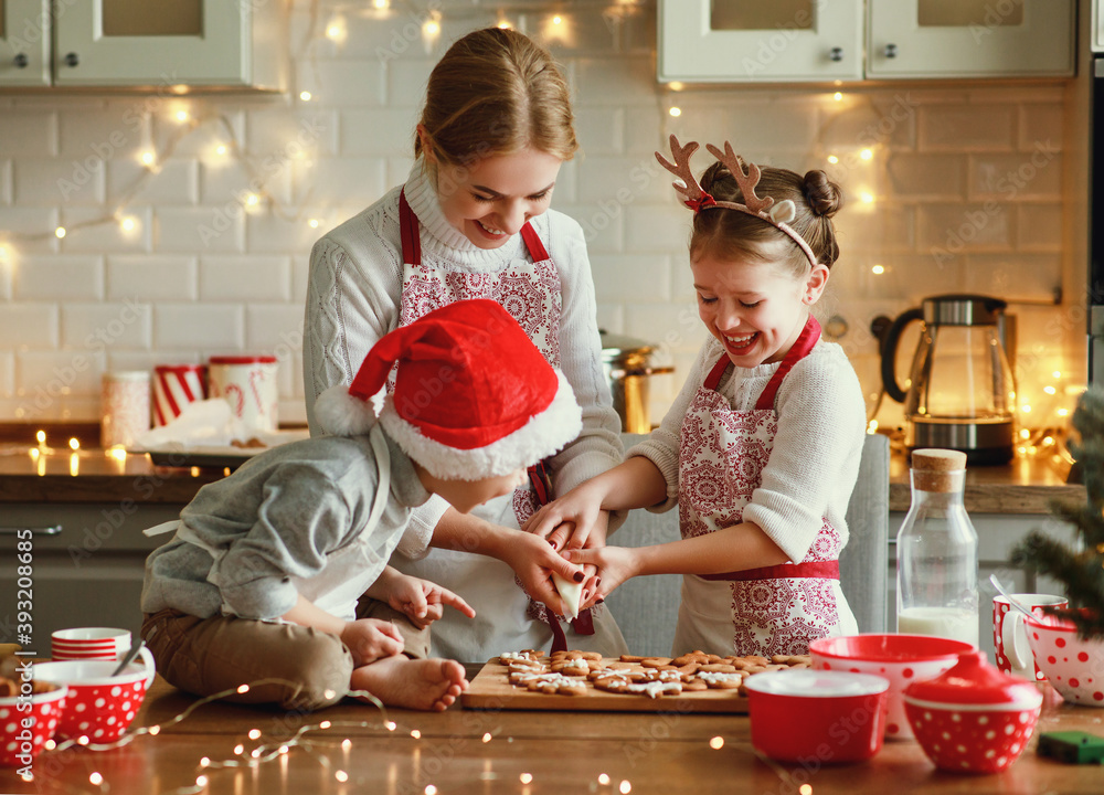 幸福的家庭母亲和孩子烤圣诞饼干