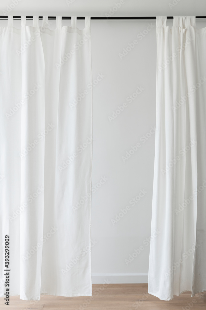 窗帘杆上悬挂的白色窗帘