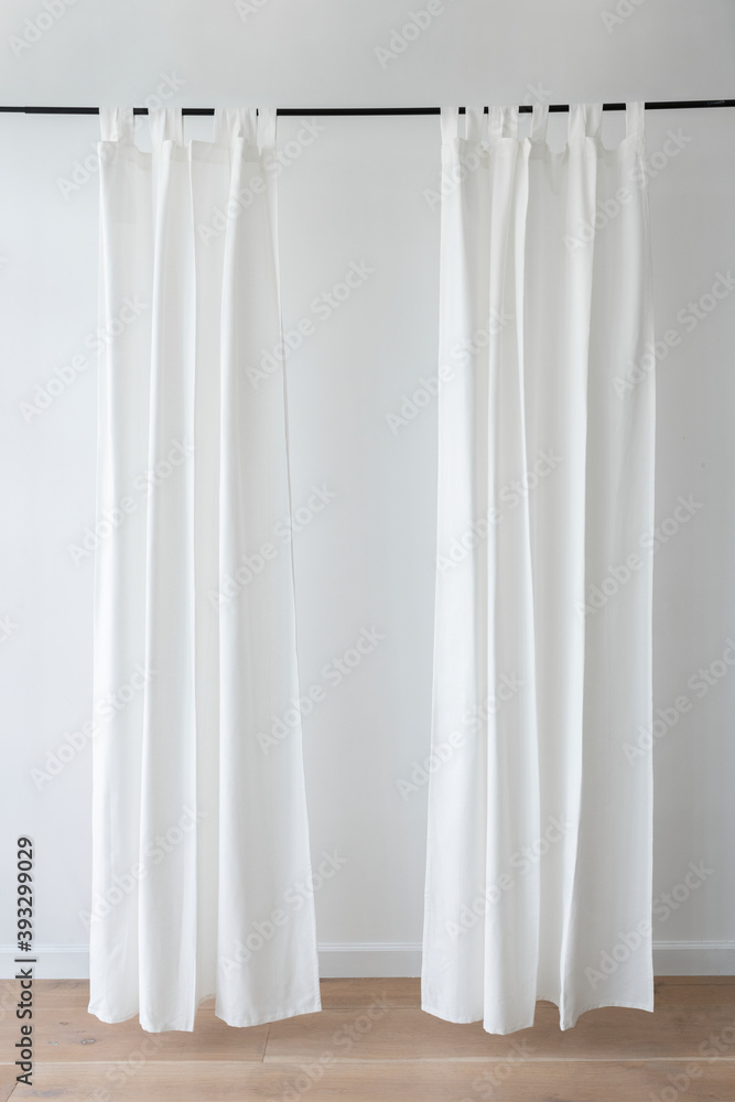 挂在窗帘杆上的白色窗帘