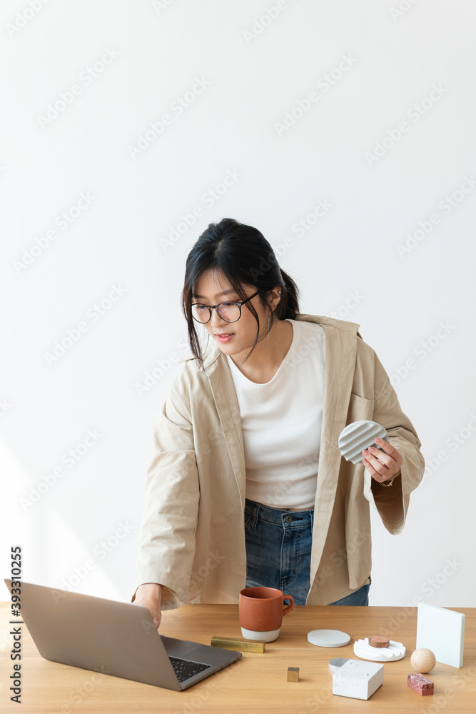 亚洲女孩在家用笔记本电脑工作