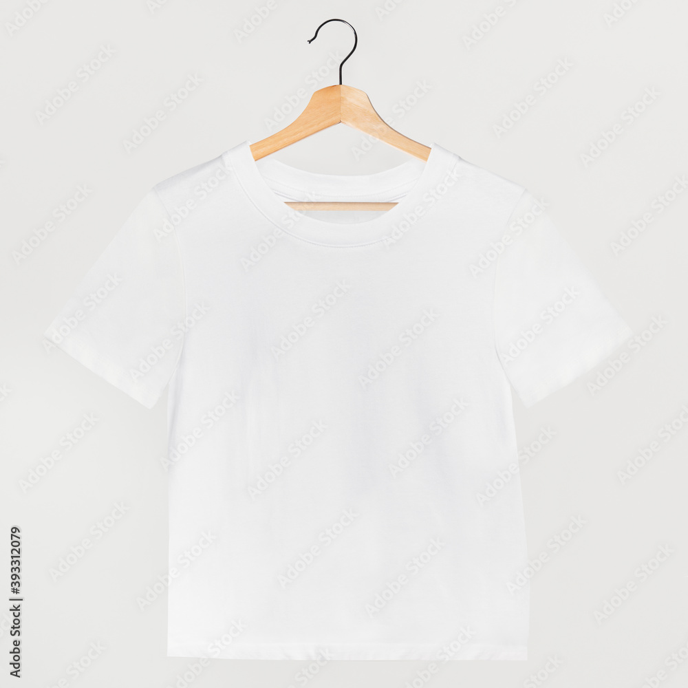 木制衣架上的简单白色t恤模型