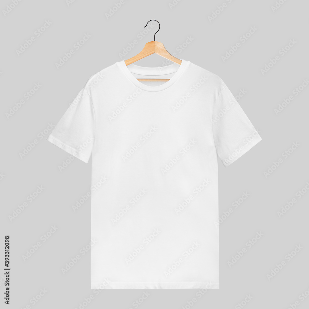 木制衣架上的简单白色男性t恤模型