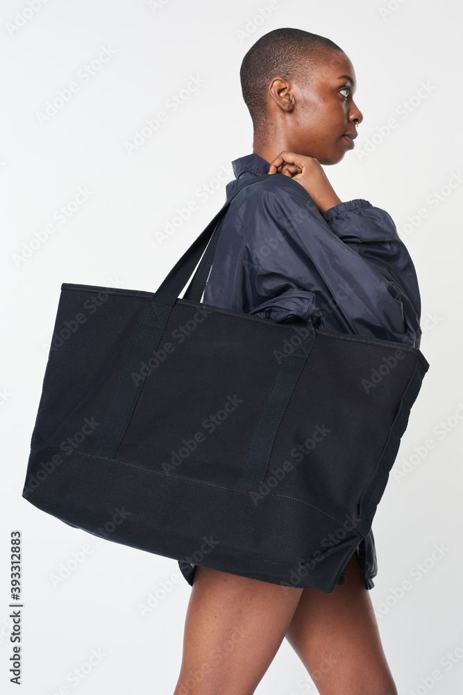 黑色女孩带着一个黑色超大的空白手提包
