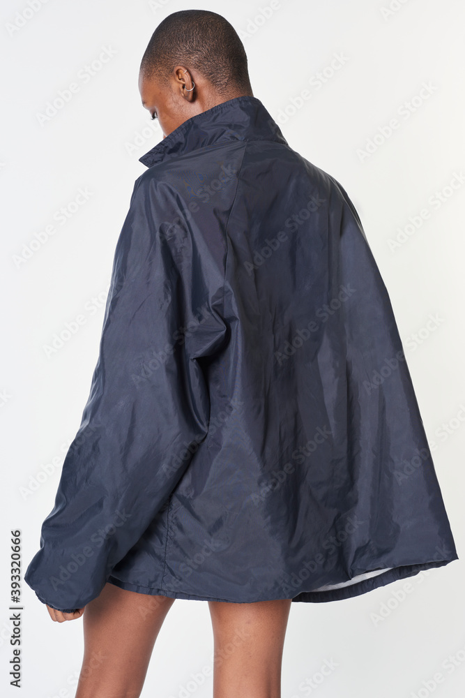 身穿海军蓝防水夹克的黑人女性实物模型