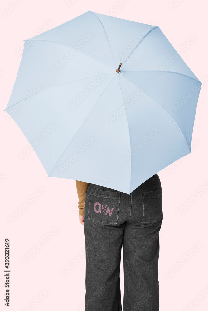 大码女性穿着带雨伞的牛仔裤
