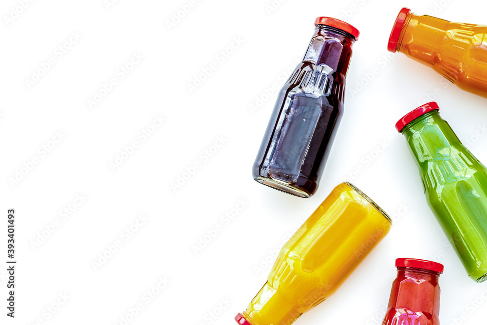 瓶装新鲜有机果汁，用于白色背景俯视模型上的健身饮食