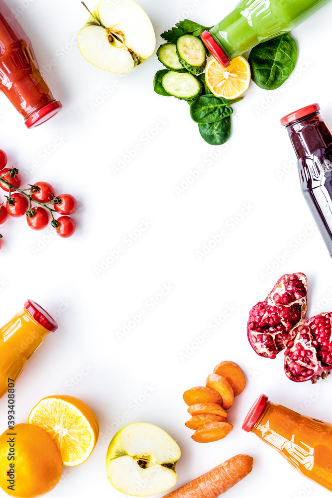 白色背景俯视模型上的减肥饮料瓶中的蔬菜和果汁