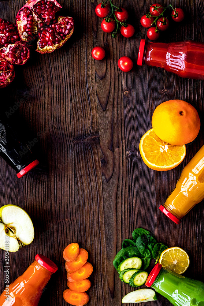 木制背景俯视模型上的减肥饮料瓶装蔬菜和果汁