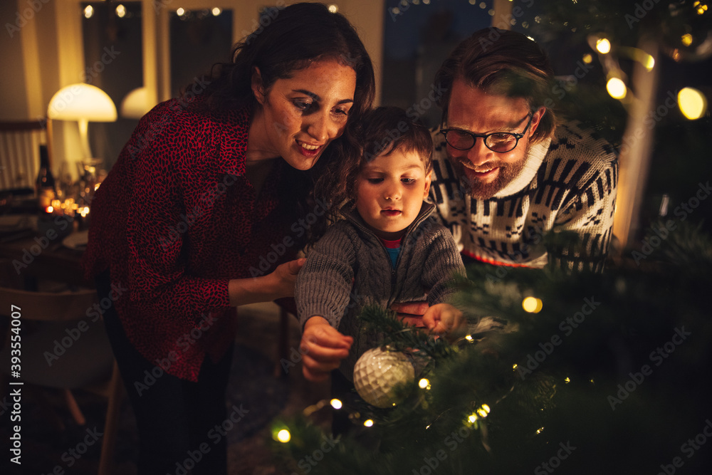 一家人一起装饰圣诞树