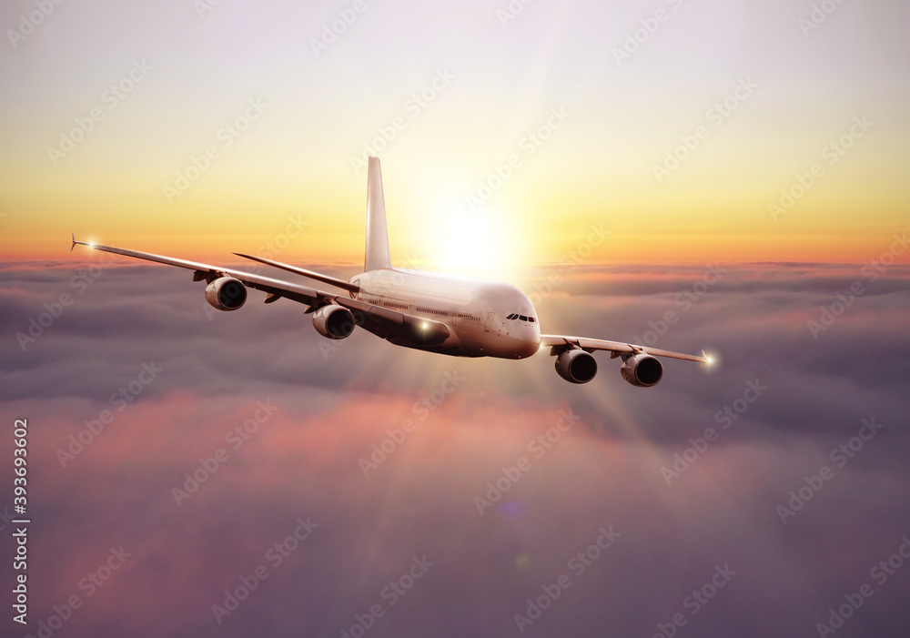一架商用飞机在落日余晖中飞越云层。