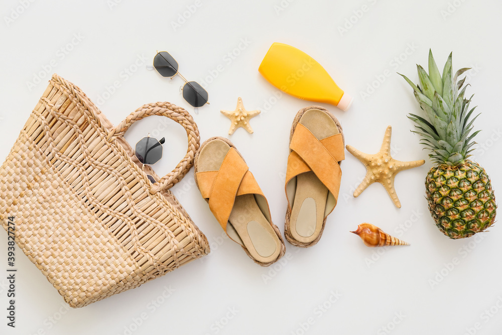 白色背景凉鞋和菠萝海滩配饰套装