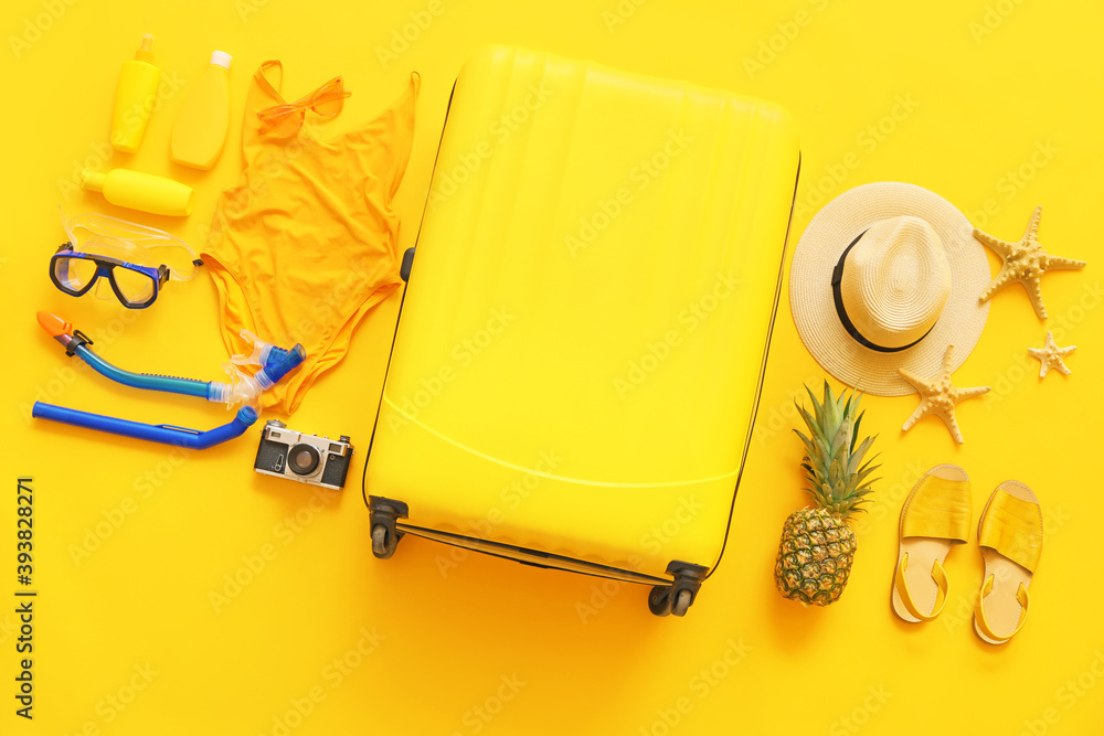 一套海滩配饰，背景为彩色行李箱
