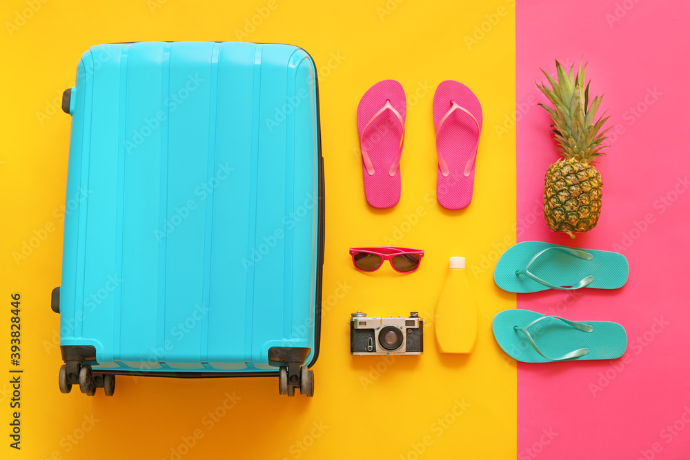 一套海滩配饰，背景为彩色行李箱