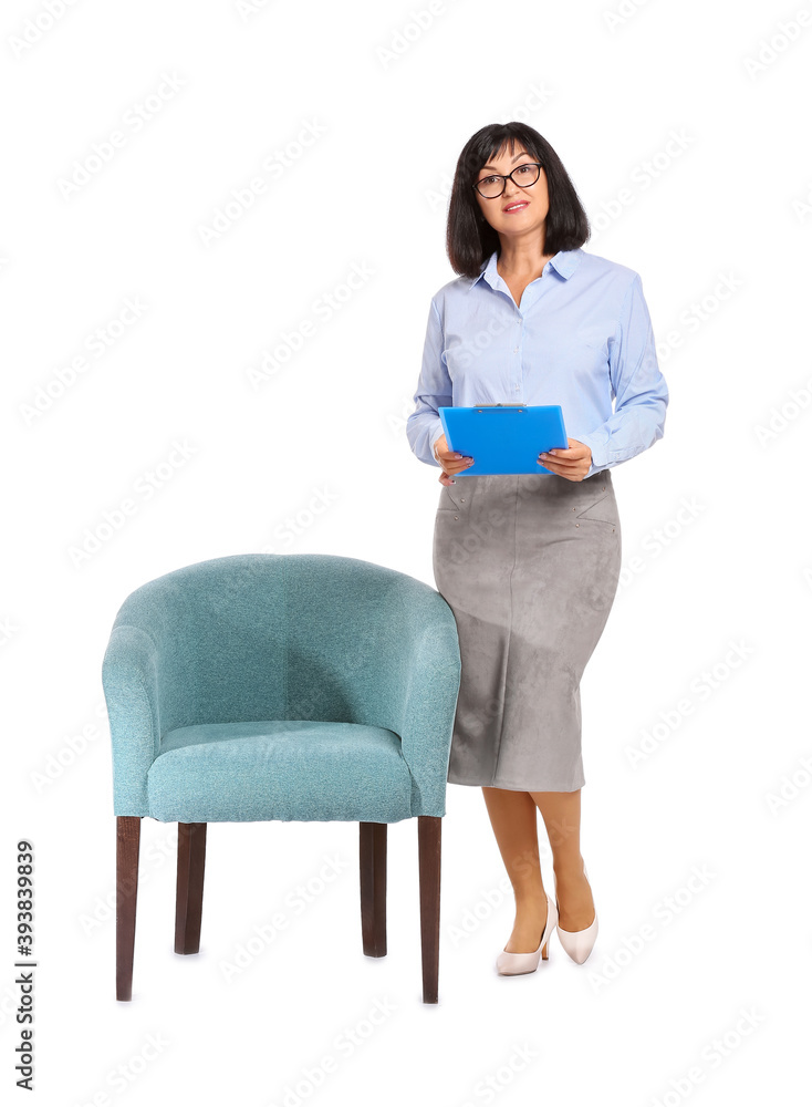 白底扶手椅附近的女性心理学家画像