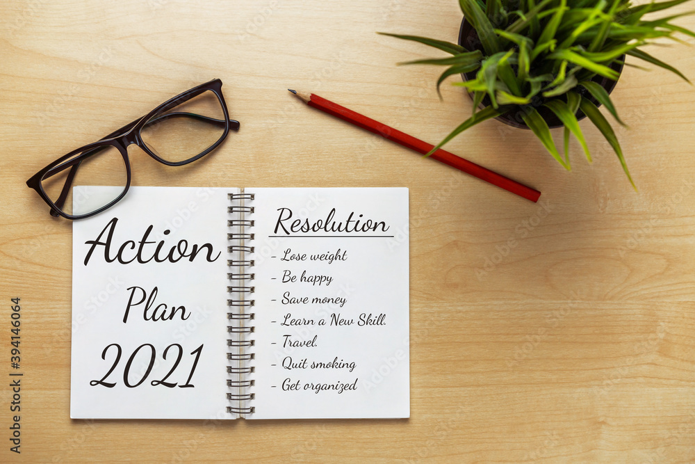 2021快乐新年决心目标清单-手写笔记本的商务办公桌