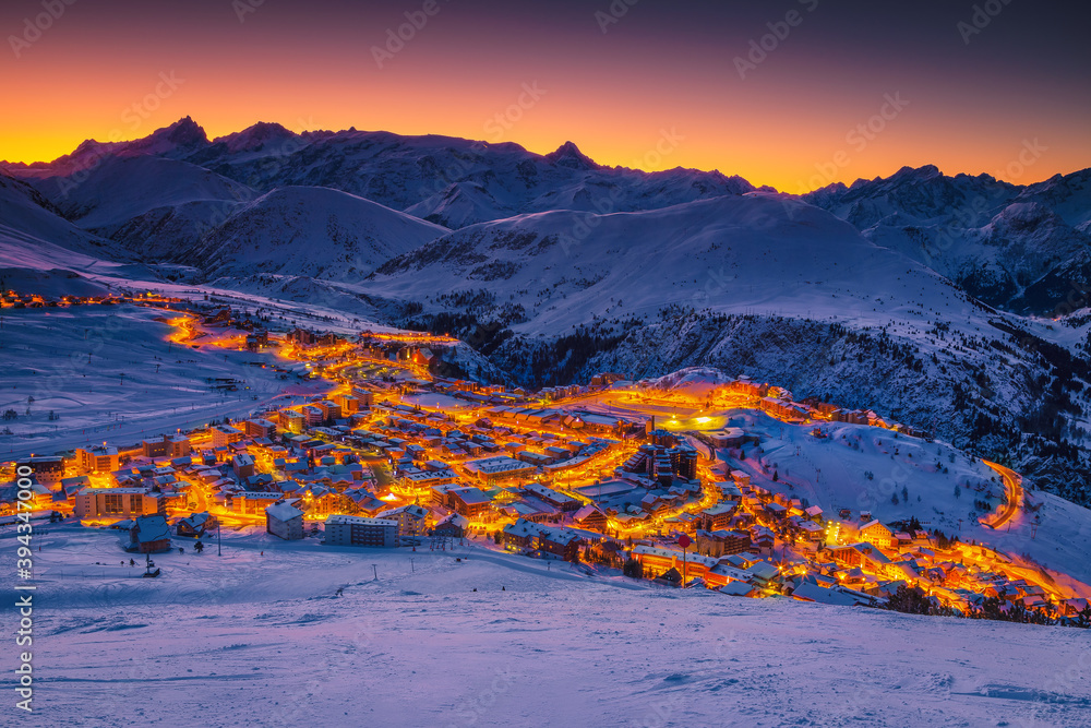 黎明时分，法国罗讷阿尔卑斯山，令人惊叹的滑雪坡和度假胜地