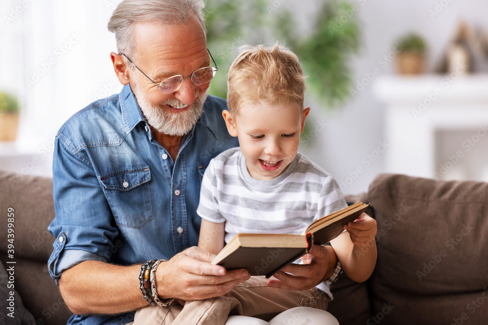 快乐的爷爷给孙子读书。