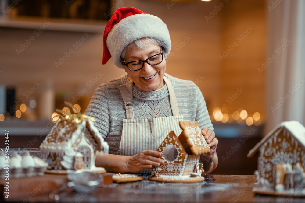 女人在做姜饼屋