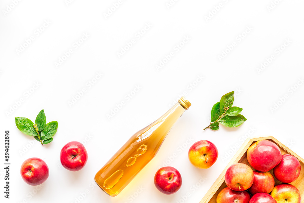 一瓶醋配红苹果。俯视图，复制空间