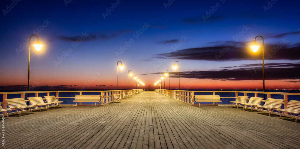 日出前，波兰Gdynia Orlowo的木制码头风景优美