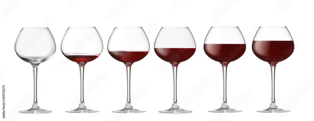 白底不同数量红酒的玻璃杯