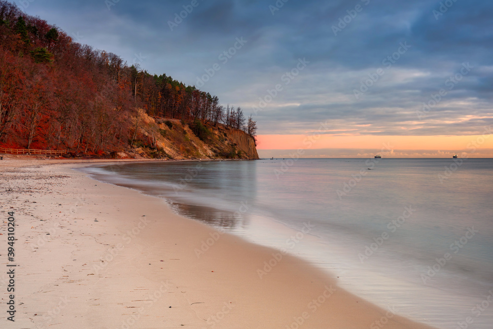 日出前，波兰格丁尼亚奥尔洛沃悬崖海滩的壮丽景观