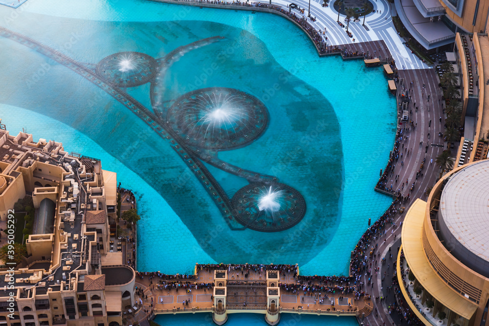 迪拜购物中心喷泉秀环绕，现代市中心建筑俯视图