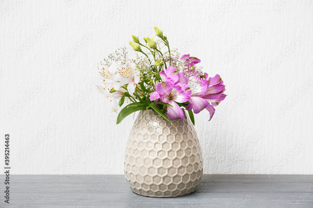 白色背景下桌上摆放着一束鲜花的美丽花瓶