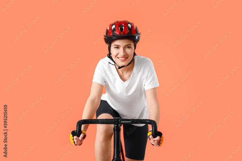 彩色背景骑自行车的女自行车手