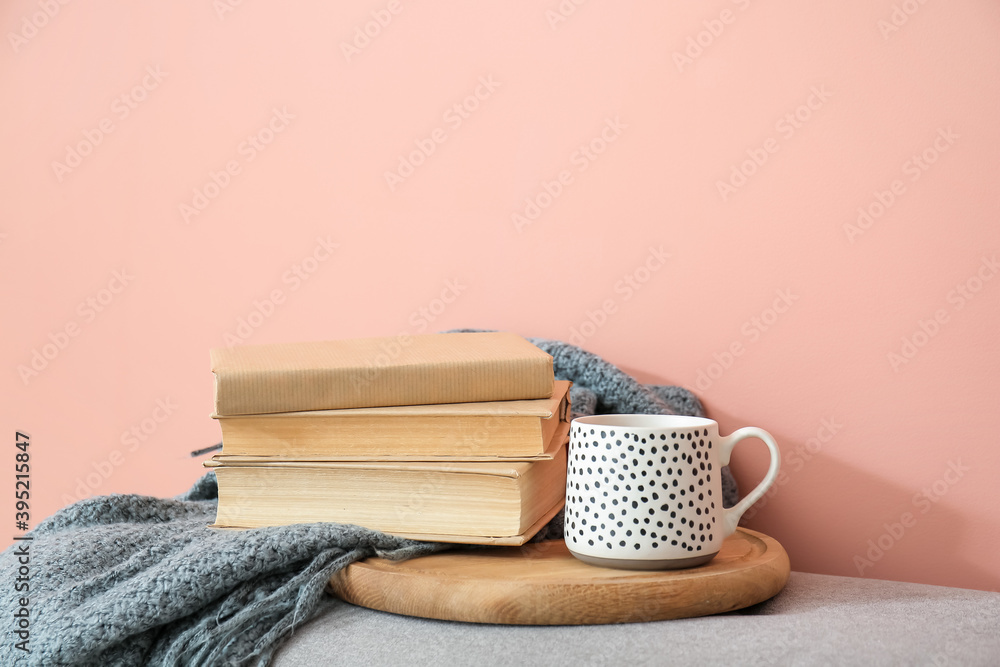 彩色背景的书籍、格子布和一杯茶
