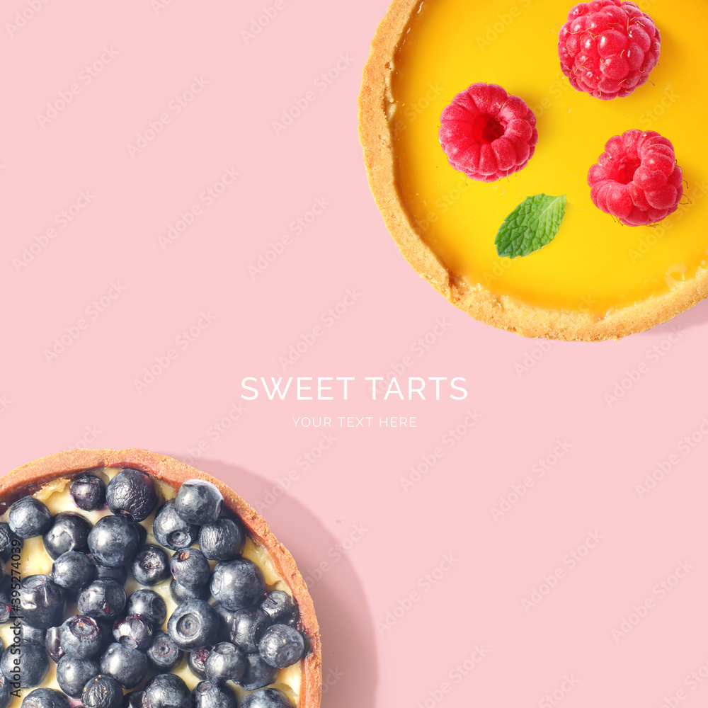 由粉色背景上的馅饼制成的创意布局。平面布局。食物概念。