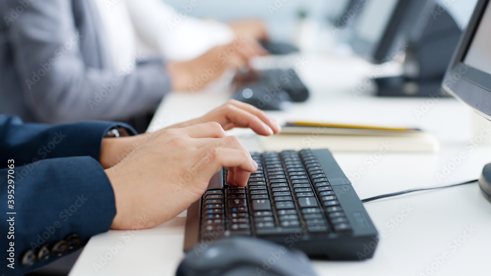 近距离商务人士在键盘电脑桌面上打字以使用互联网，搜索数据