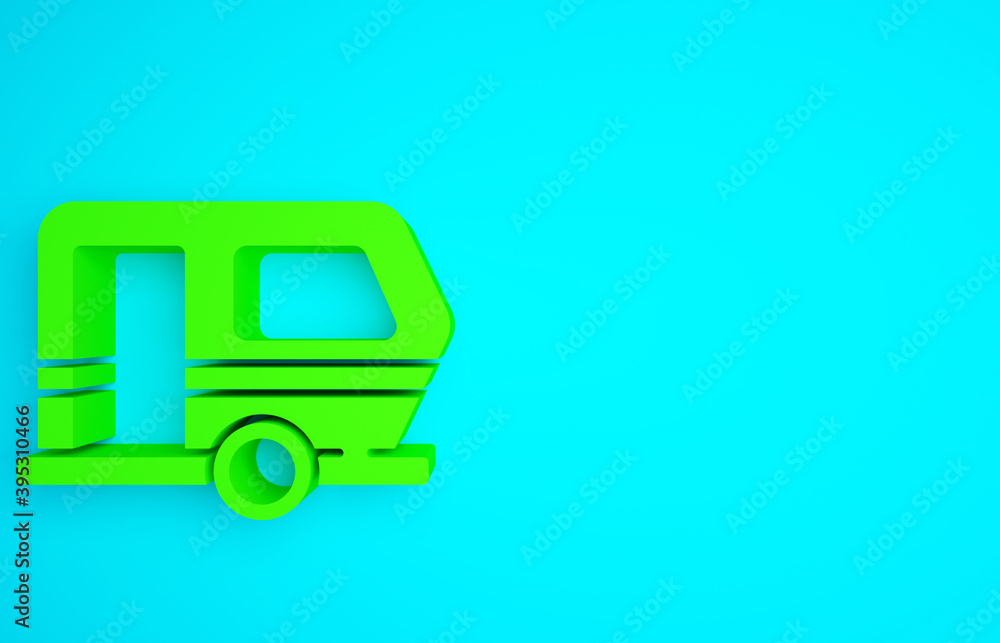 蓝色背景上隔离的绿色房车露营拖车图标。旅行移动房屋、房车、家庭露营车