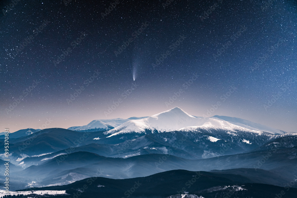 星光照耀下的奇妙冬季景观。白雪皑皑的树木和彗星i的戏剧性冬季场景